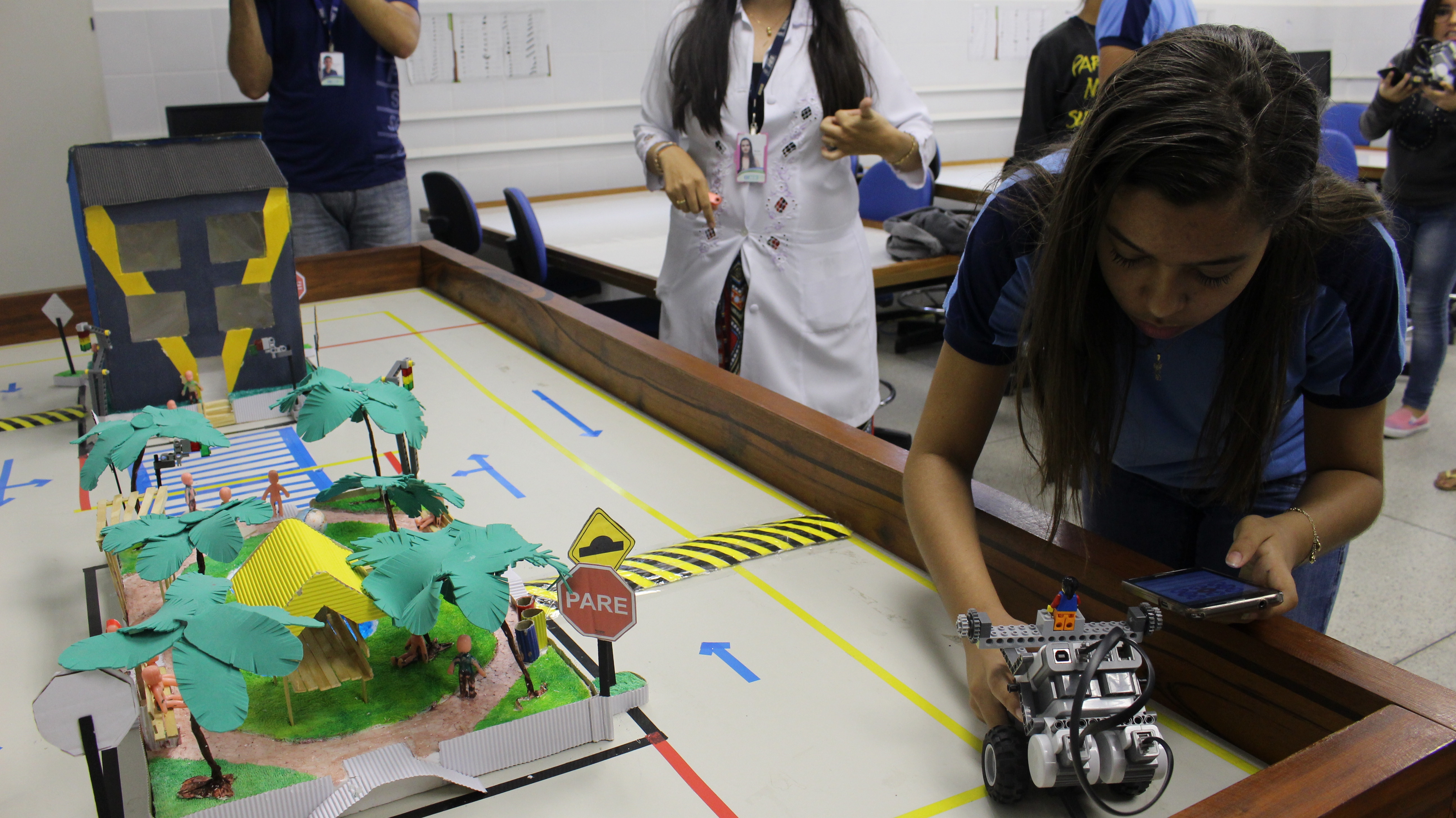 Aulas de robótica na Biblioteca Sesi abordam diferentes maneiras